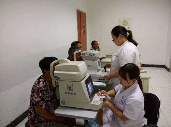 图为医务人员在为居民做白内障筛查.jpg