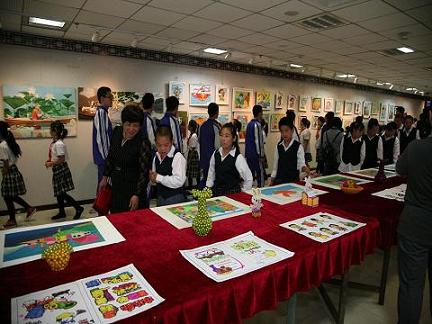 图为中小学校师生参观展出的手工作品.jpg