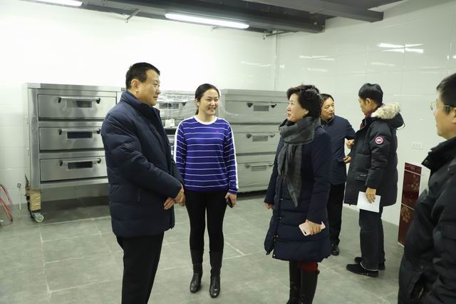 调整大小 市残联领导到南关区调研残疾人孵化基地建设工作.jpg