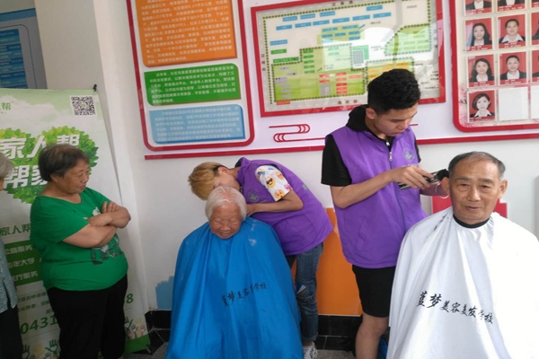 家人帮志愿服务爱心义剪  传播正能量居民齐参与.jpg