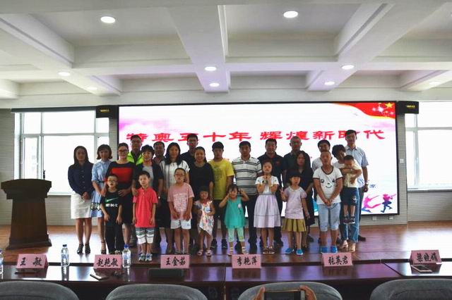 调整大小 参加启动仪式工作人员与糖宝之家儿童合影.jpg