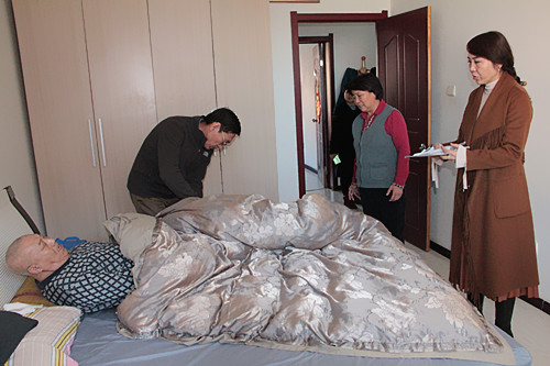 1541480389418072.jpg 李局和医生.jpg