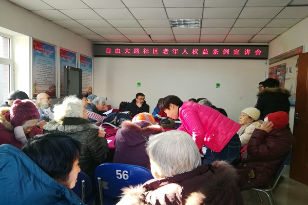 1547189513614426.jpg 为居民讲解《老年人权益保障条例》内容.jpg