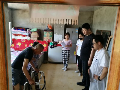 榆树市中医药医生为肢体残疾人现场评残.jpg